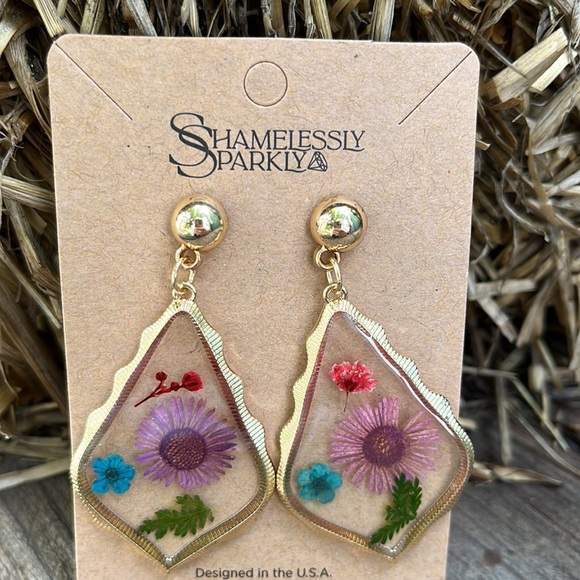 Handmade Real Pressed Dried Purple Flower Botanical Resin Earrings - Picture 3 of 15